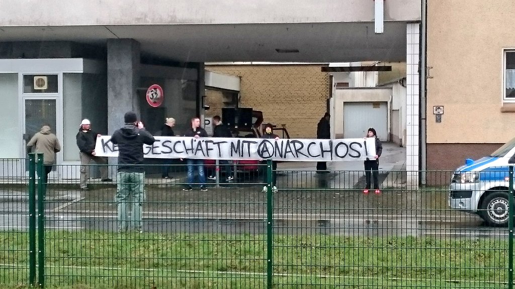 Neonazi-Mahnwache-gegen-Immobilien-Schneider-Korallenherz-1